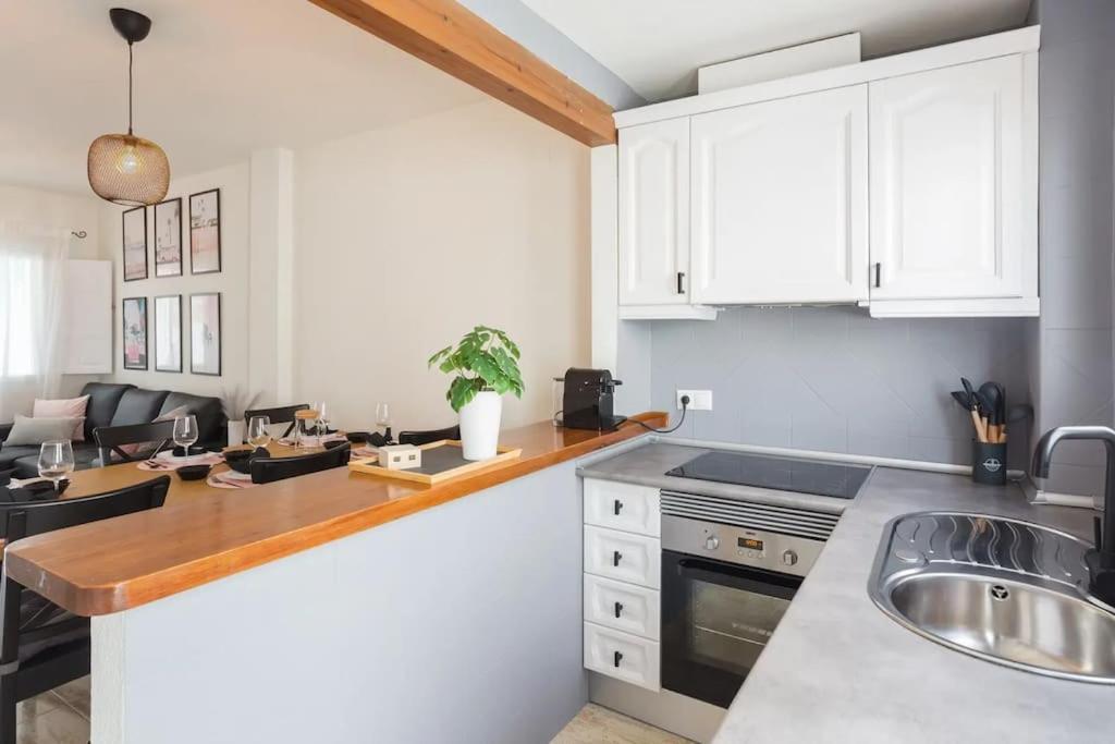 Mediterranean Breeze Beach House Ел Вергер Екстериор снимка